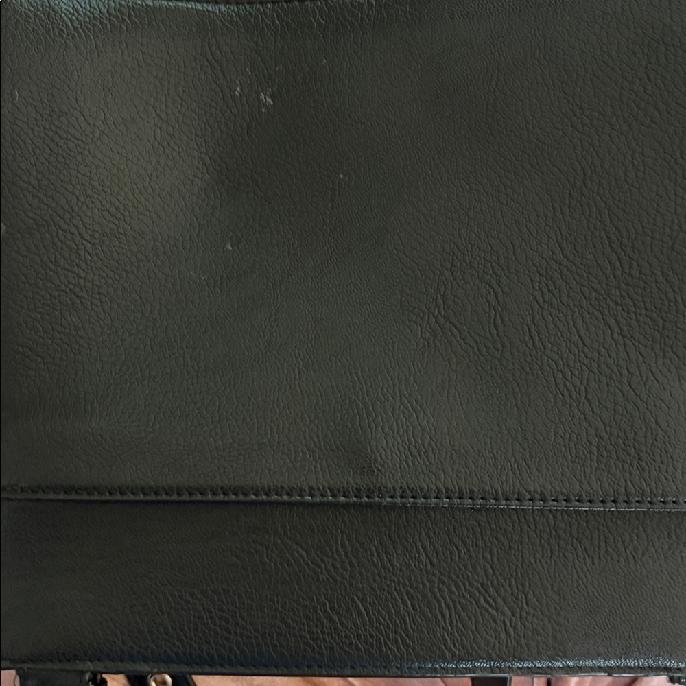 Calvin Klein pebbled leather black cross body bag, adjustable strap. - Picture 3 of 10